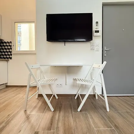 By Eiffel Tower And Roland Garros Apartment